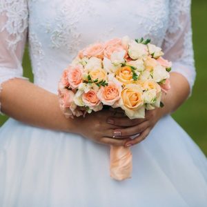 1505202212_1596480053_36-p-persikovie-buketi-nevesti-instagram-50